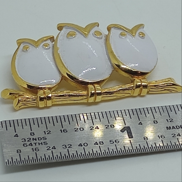 * vintage Crown Trifari signed white enamel 3 owls pin brooch - Picture 2 of 6